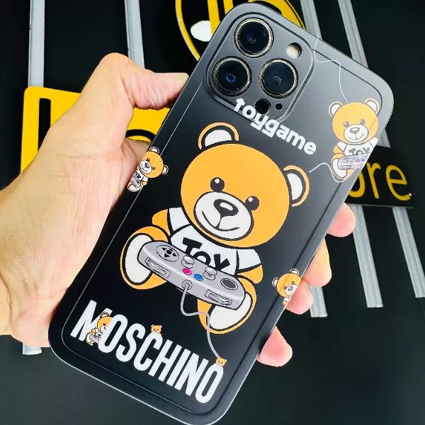 Case Diseño Moschino Con Protector Camaras Iphone 13 Pro+