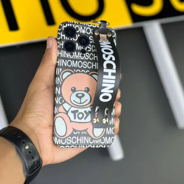 Case Diseño Moschino Negro Con Soporte + Strap Protector De Cámaras Iphone 14pro+