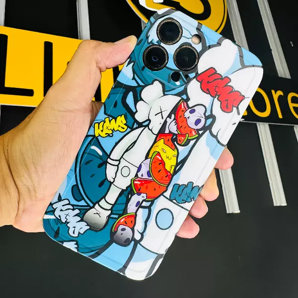 Case Diseño Kaws Con Protector Camaras Iphone 15 Pro+