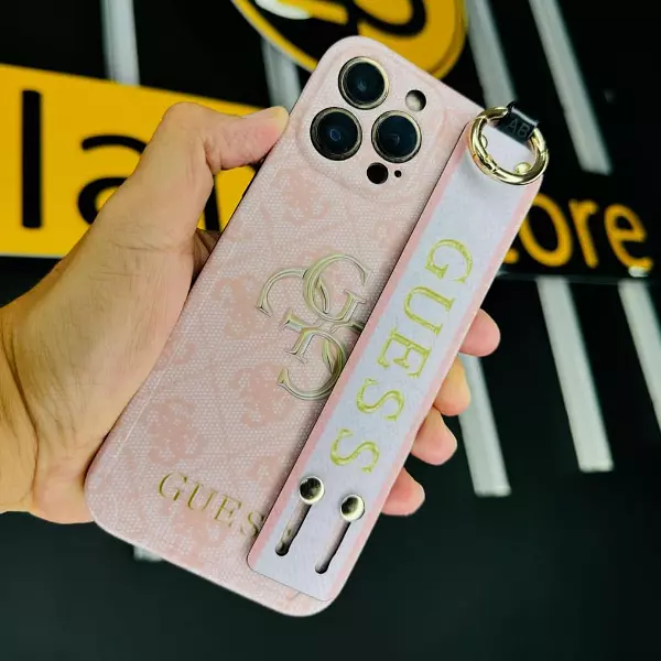 Case De Lujo Guess Con Soporte + Strap Protector De Camaras Iphone 15 Pro